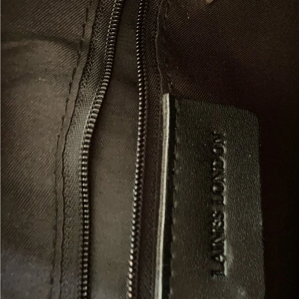 Elegant Black Shoulder Bag with Gold Detailing - Picture 4 of 4